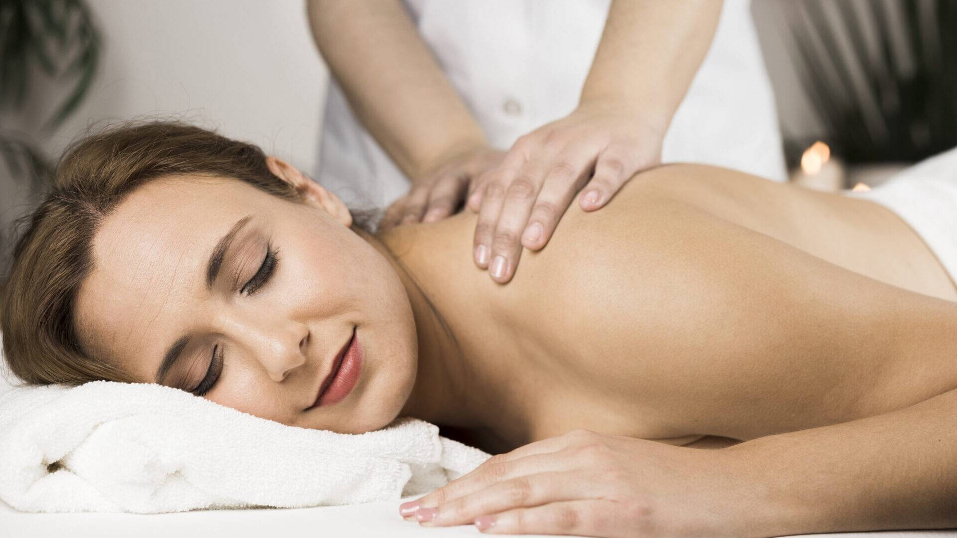 mulher-recebendo-massagem-em-centro-spa